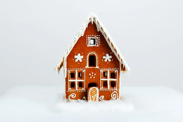 Yenilebilir gingerbread el yapımı ev ve kar dekorasyon — Stok fotoğraf