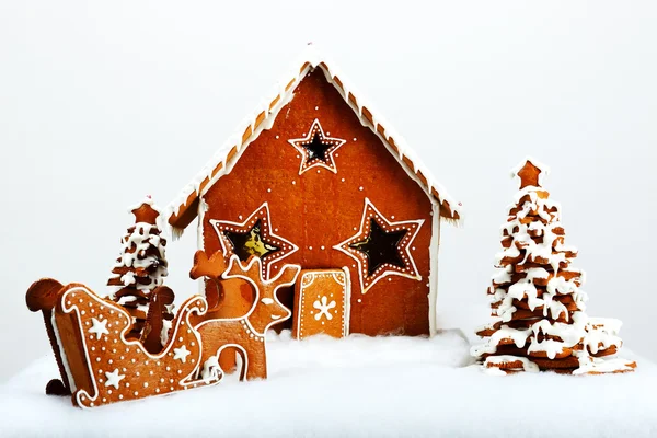 The hand-made eatable gingerbread house and New Year Trees with — Stock Photo, Image