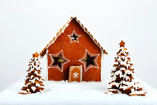 De handgemaakte eetbaar peperkoek huis en Nieuwjaar bomen met — Stockfoto