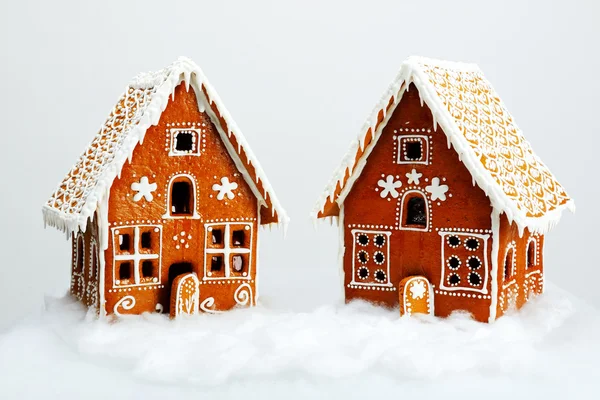 手作り食べられるジンジャーブレッドの家と雪の装飾 — ストック写真
