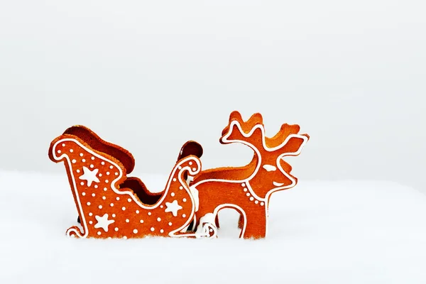 El reno y el carro comestibles hechos a mano con decoración de nieve — Foto de Stock