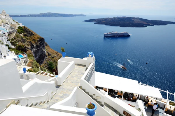 FIRA, GREECE - MAY 17: The view on Fira town and tourists enjoyi — Stock Photo, Image