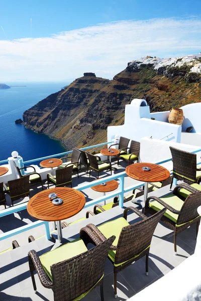 La terraza con vistas al mar en el hotel de lujo, isla de Santorini, Grecia — Foto de Stock