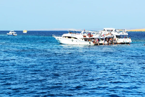 HURGHADA, EGYPT -  DECEMBER 6: Snorkeling tourists and motor yac — Stock Photo, Image
