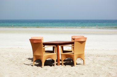 Masa ve sandalyeler sahilde lüks Hotel, Ajman, Birleşik Arap Emirlikleri