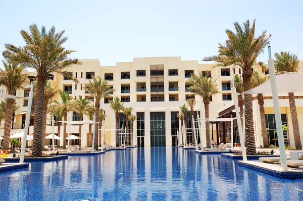 Swimming pool of the luxury hotel, Saadiyat island, Abu Dhabi, U — Stock Photo, Image