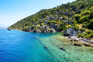 Kalıntıları üzerinde turist ile yat ve Kekova Adası'nın sahilinde,