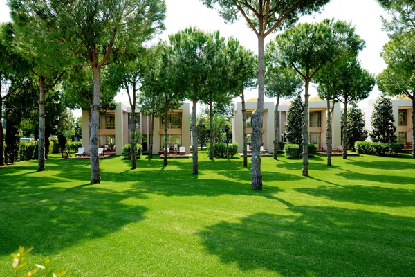 The lawn and buildings of luxury villas, Antalya, Turkey — Stock Photo, Image