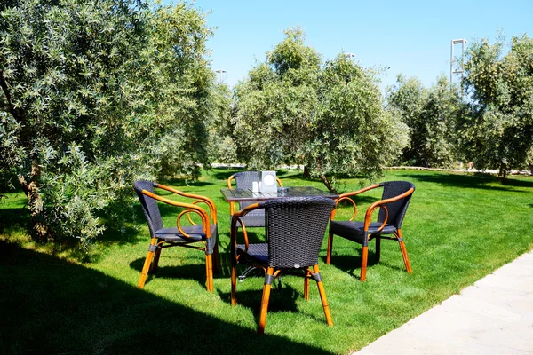 Las sillas y la mesa están en el césped en el hotel de lujo, Antalya, Turke — Foto de Stock