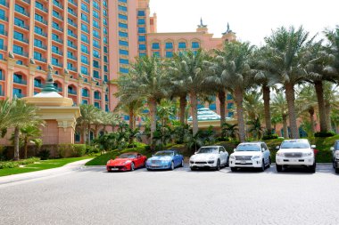 Dubai, Zjednoczone Emiraty Arabskie - 11 września: atlantis palm hotel i limou