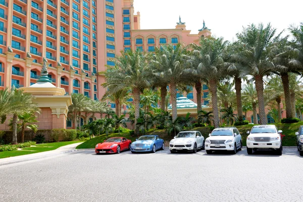 Dubai, Verenigde Arabische Emiraten - 11 september: de atlantis de palm hotel en limou — Stockfoto