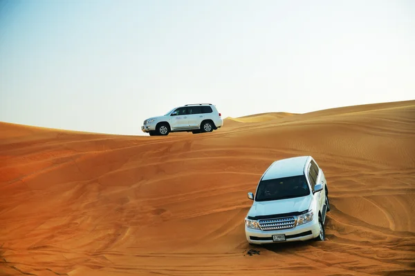 Dubaj, Spojené arabské emiráty - 12. září: výlet pouští Dubaje v terénním automobilem — Stock fotografie