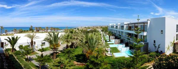 Panorama van zwembaden in luxehotel, Kreta, Griekenland — Stockfoto