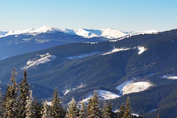 La vista desde una ladera de la estación de esquí de Bukovel, Ucrania —  Fotos de Stock