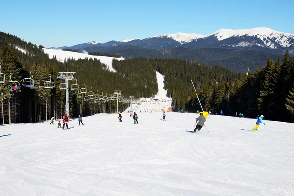 De helling van Boekovel skiresort, Oekraïne — Stockfoto