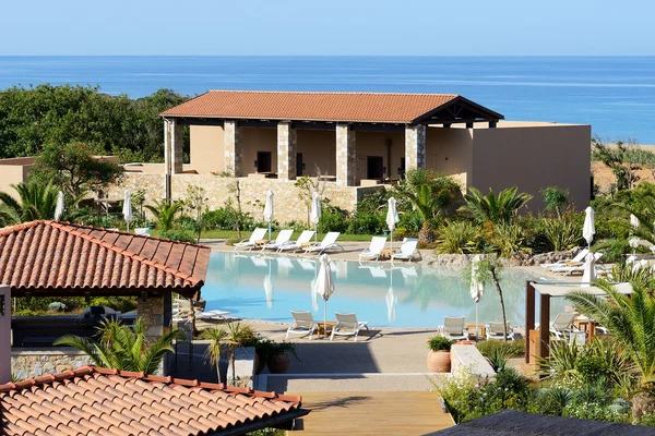 Swimming pool nära stranden på lyxhotell, Peloponnesus, Grekland — Stockfoto