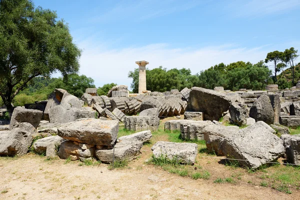 Le rovine del Tempio di Zeus nell'antica Olimpia, Peloponneso, Grecia — Foto Stock