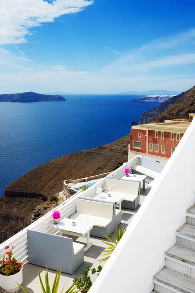 La terraza con vistas al mar en el hotel de lujo, isla de Santorini, Grecia —  Fotos de Stock