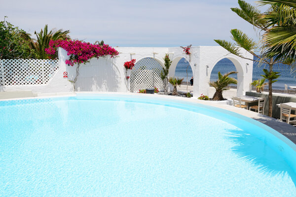 Бассейн в роскошном отеле, остров Санторини, Греция
