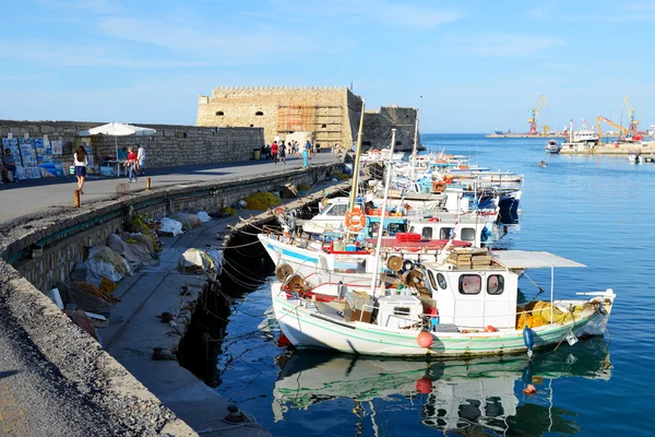 Heraklion, Řecko - 12. května: tradiční řecké rybářské lodi — Stock fotografie