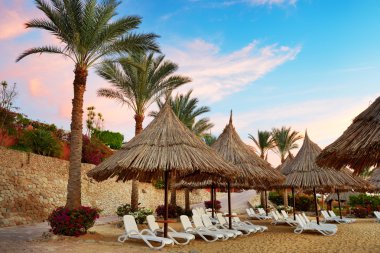 Güneş doğarken lüks otelin kumsalı, Sharm el Sheikh, Mısır