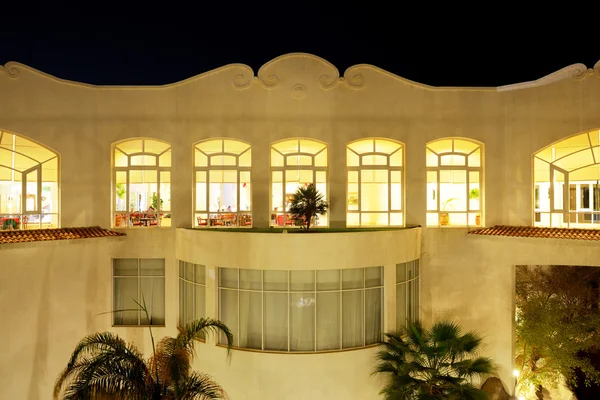 Edificio del hotel de lujo en iluminación nocturna, Sharm el She — Foto de Stock