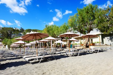 Lüks otel, Girit, Yunanistan bir plajda şezlong