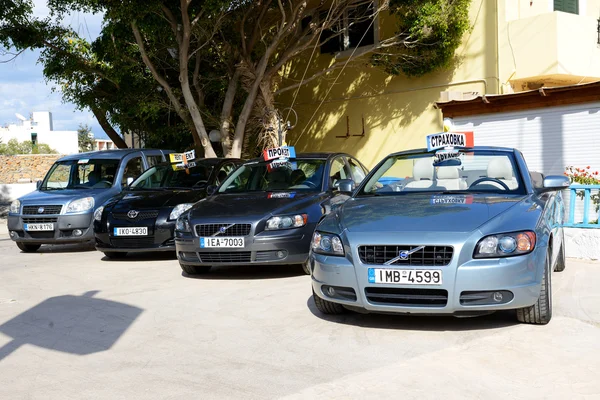 CRETE, GRECIA - 15 DE MAYO: Los coches de alquiler están a la espera del cliente — Foto de Stock