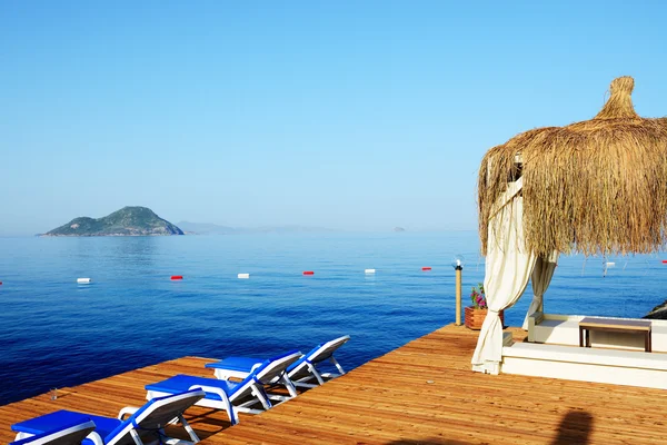 Пляж на средиземноморском турецком курорте, Бодрум, Турция — стоковое фото