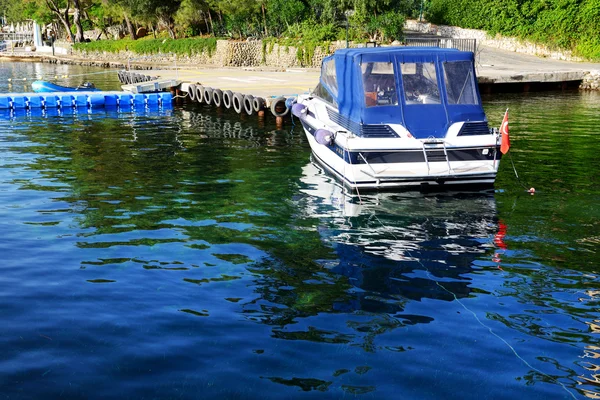 The motor boat near pier on Mediterranean Turkish resort, Marmar — Stock Photo, Image