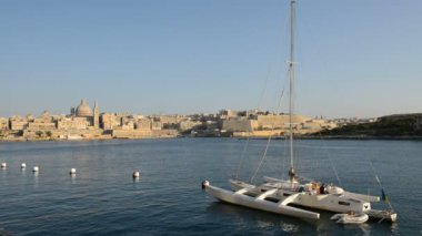 Valletta ve yelken yat Ukrayna ile ilgili görüntüyü günbatımı, Sliema, Malta bayrağı
