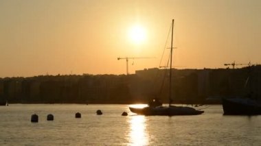 Sunset ve görünümü ile Ukrayna bayrağı, Sliema, Malta Sliema ve yelken yat'timelaps