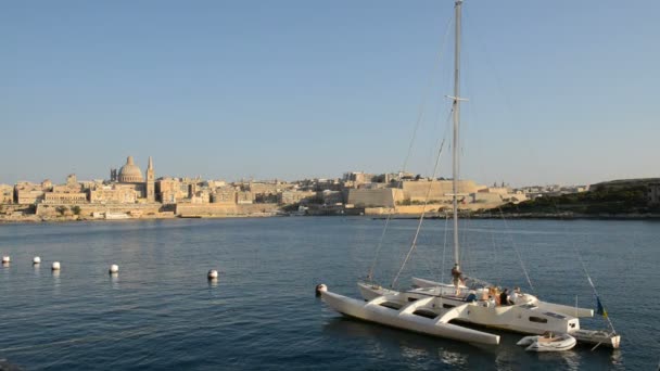 A vista sobre Valletta e veleiro com bandeira ucraniana no pôr do sol, Sliema, Malta — Vídeo de Stock