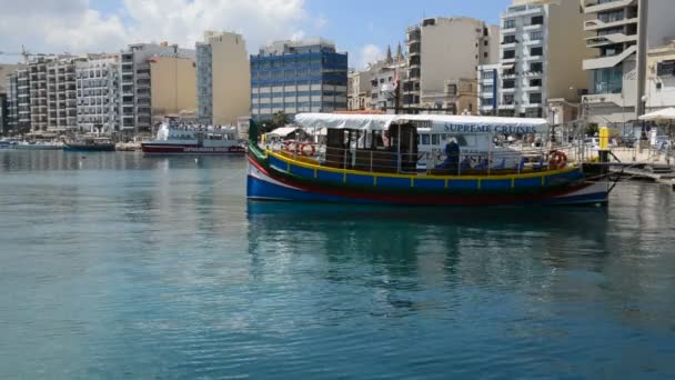 SLIEMA, MALTA - APRIL 22: The traditional Maltese boat for tourists cruises on April 22, 2015 in Sliema, Malta. More then 1,6 mln tourists is expected to visit Malta in year 2015. — Stock Video