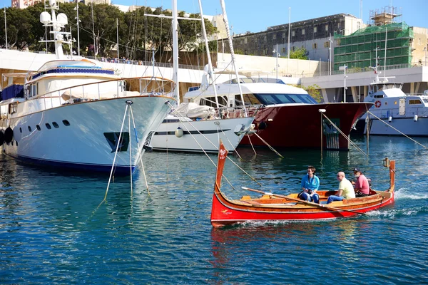 Birgu, Malta - 22 kwietnia: Tradycyjne maltańskie łodzi dla touris — Zdjęcie stockowe
