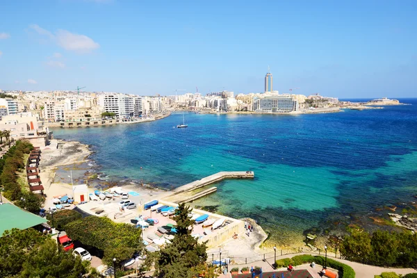 A vista sobre a praia e à beira-mar, Malta — Fotografia de Stock