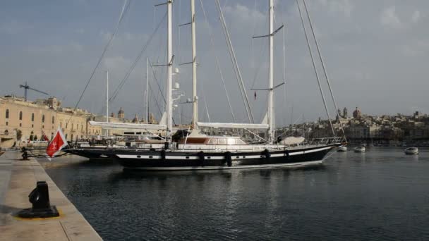 La vue sur Birgu et la marina de yacht, Birgu, Malte — Video