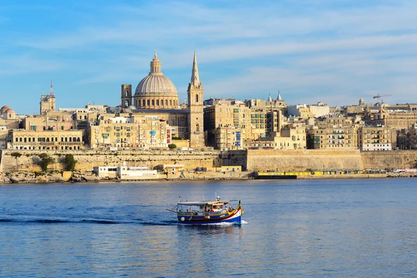 O tradicional barco luzzu maltês para cruzeiros de turistas e vista — Fotografia de Stock