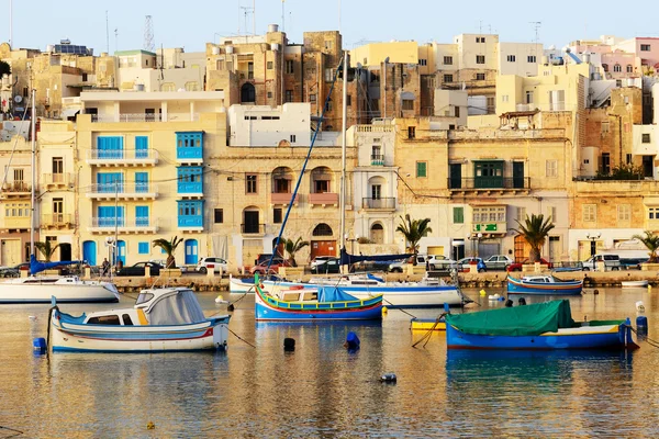 Pohled na tradiční Maltské lodě v západu slunce, Kalkara, Malta — Stock fotografie