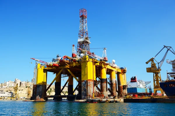 Piattaforma petrolifera in riparazione nella darsena industriale di Malta — Foto Stock