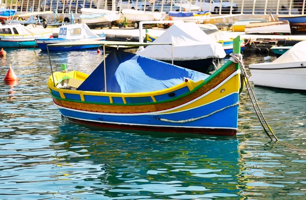 Das traditionelle maltesische luzzu boot, malta — Stockfoto