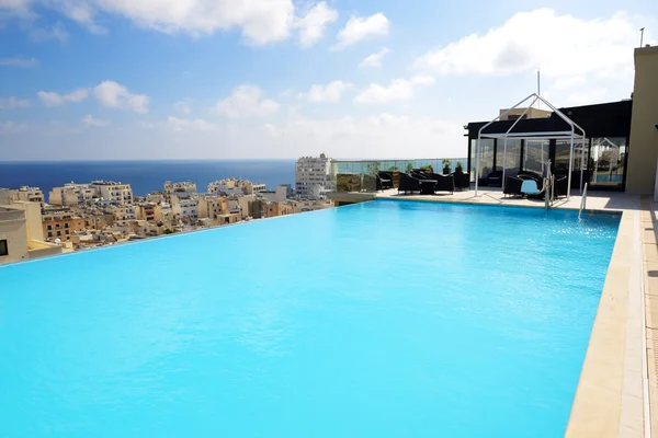 La piscina en la parte superior del edificio del hotel de lujo, Malta — Foto de Stock