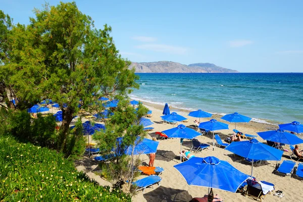 CRETE, GREECE - MAY 13: The tourists enjoiying their vacation on — Stock Photo, Image