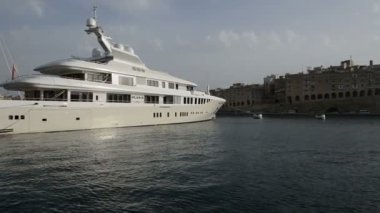 Birgu, Malta - 26 Nisan: Modern yat yat Marina 26 Nisan 2015 Birgu, Malta üzerinde kaydırma. Daha sonra 1,6 milyon turist Malta 2015 yılında ziyaret bekleniyor.