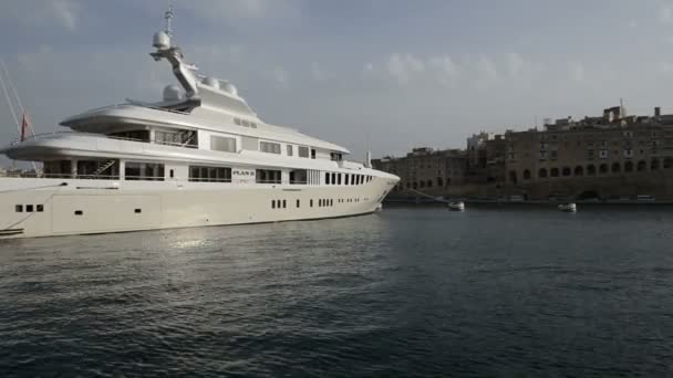 Birgu, Malta - 26 April: De panning van moderne jachten in jachthaven op 26 April 2015 in Birgu, Malta. Meer dan 1,6 miljoen toeristen naar verwachting voor een bezoek aan Malta in het jaar 2015. — Stockvideo