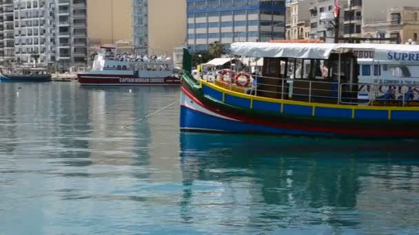 SLIEMA, MALTA - 22 DE ABRIL: A panning do tradicional barco maltês para turistas cruzeiros em 22 de abril de 2015 em Sliema, Malta. Mais de 1,6 milhões de turistas é esperado para visitar Malta no ano 2015 . — Vídeo de Stock