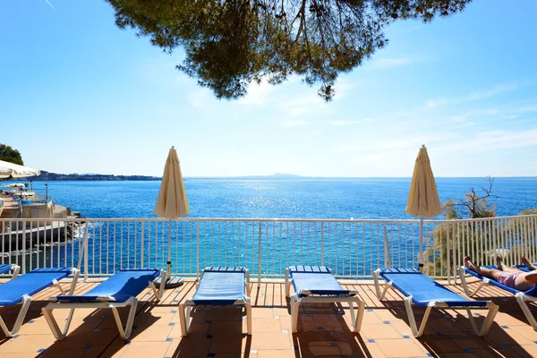 O terraço com vista para o mar no hotel de luxo, Maiorca, Espanha — Fotografia de Stock