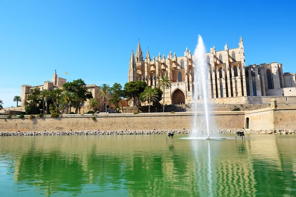 La fontana vicino alla Cattedrale di Santa Maria di Palma a Palma de Palma — Foto Stock