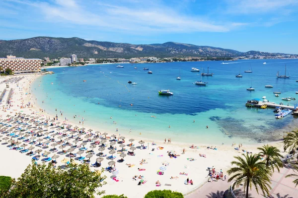 Os turistas desfrutando de suas férias na praia, Maiorca, Sp — Fotografia de Stock