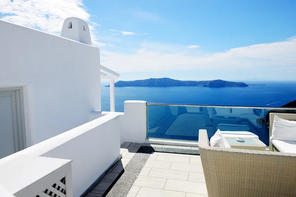 La terraza con vistas al mar en el hotel de lujo, isla de Santorini, Grecia — Foto de Stock